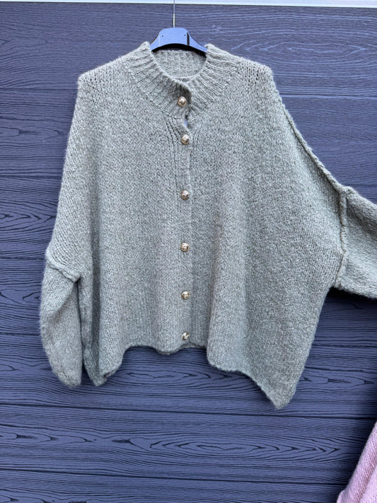 Oversized Strickjacke mit Goldknöpfen Olive