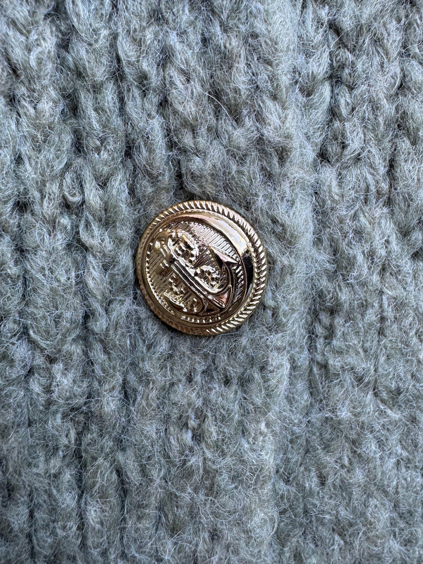 Oversized Strickjacke mit Goldknöpfen Olive