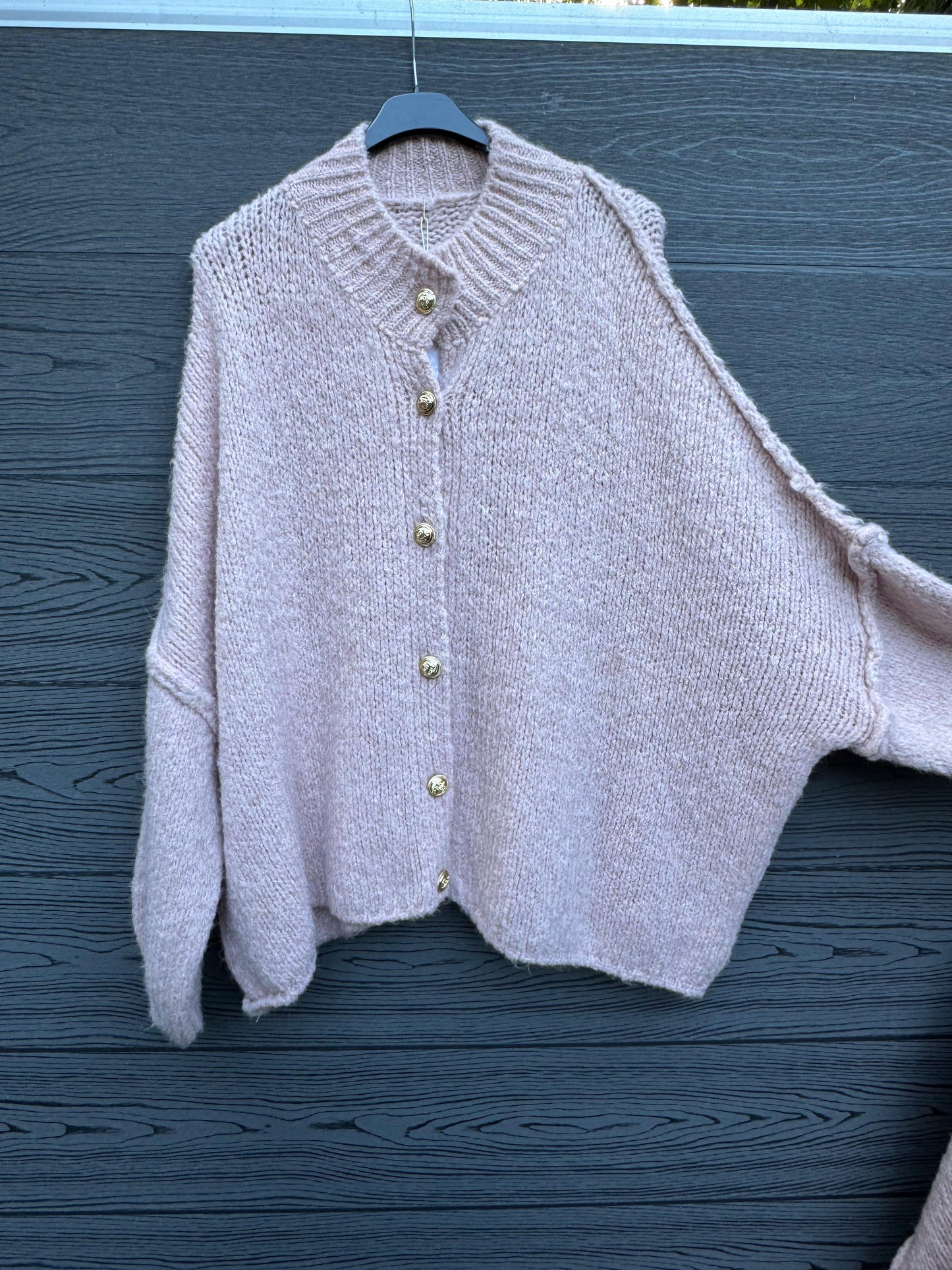 Oversized Strickjacke mit Goldknöpfen Olive